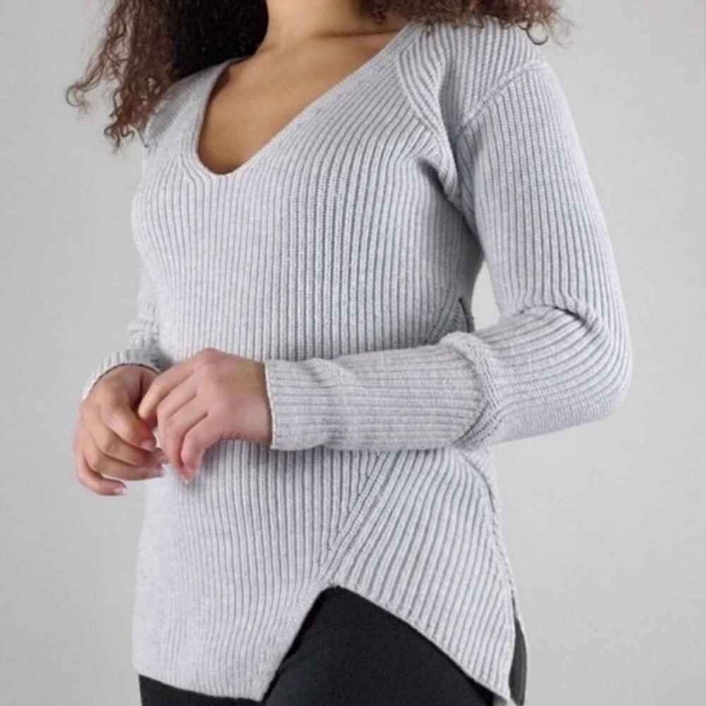 CAbi Asymmetrical Deep V-Neck Ribbed Knit Tunic Sweater Gray Side Zippers Medium